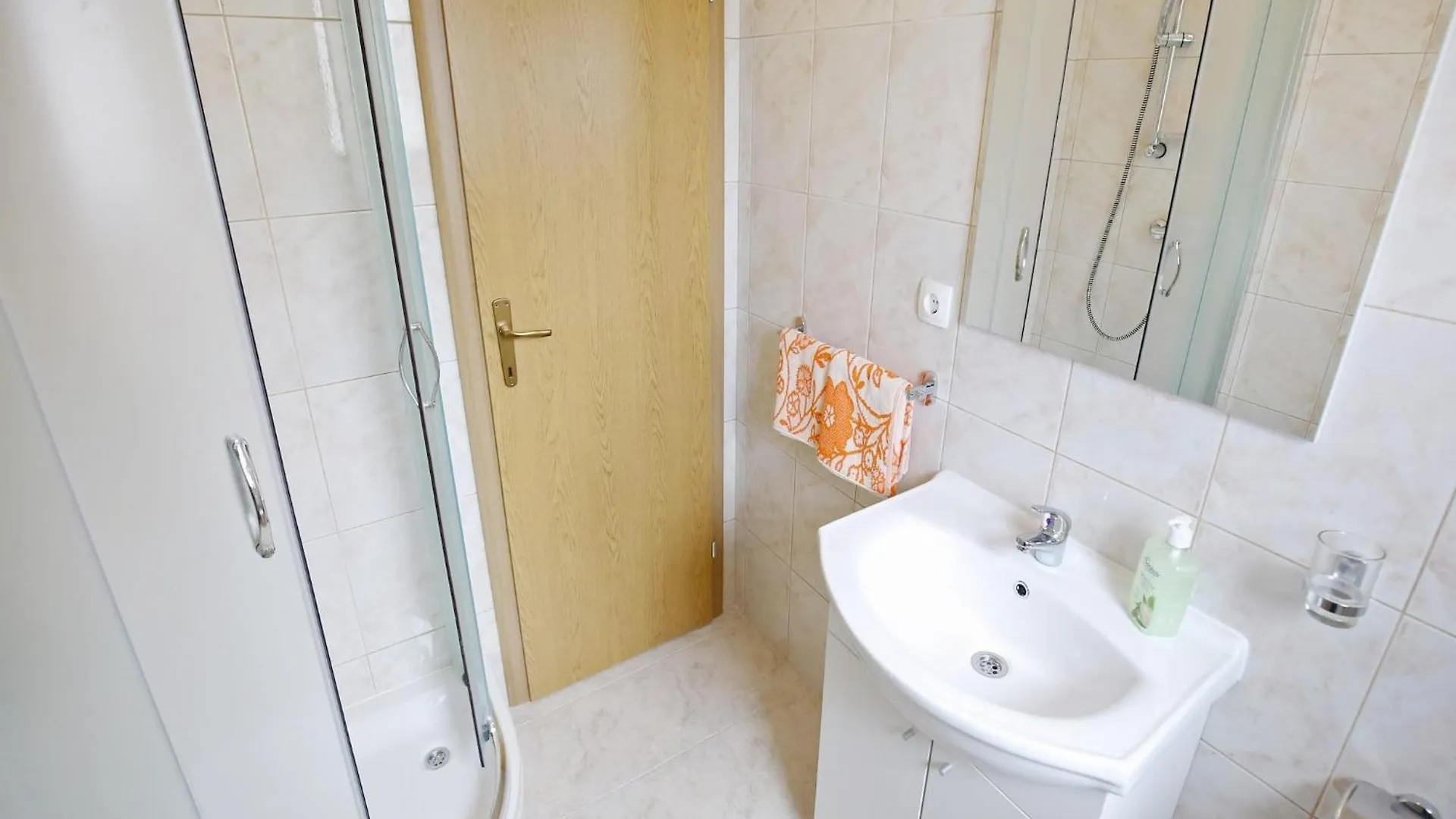 Apartments Kapetan - One Bedroom Apartment With Terrace Sukošan 0*,